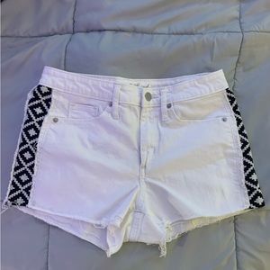 Universal Threads size 6 white distressed denim shorts with geometric pattern